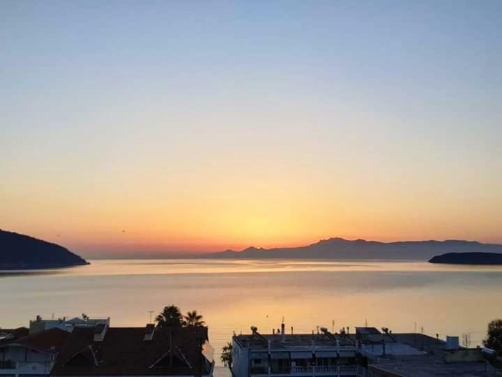 Sea And Sky Apartment Néa Péramos Eksteriør bilde